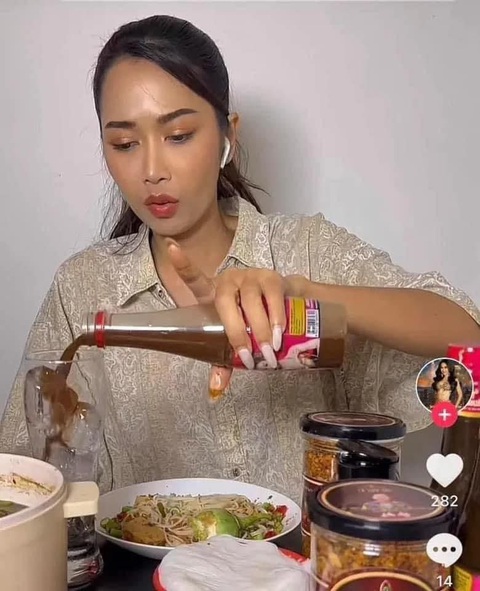 Hú hồn hú vía với những màn bán hàng online của dàn hậu MGI - Ảnh 2. Hú hồn hú vía với những màn bán hàng online của dàn hậu MGI - Ảnh 2.