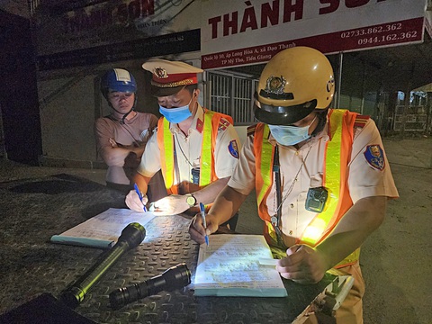 Cảnh sát giao thông Công an tỉnh Tiền Giang xử lý vi phạm nồng độ cồn - Ảnh: HOÀI THƯƠNG Cảnh sát giao thông Công an tỉnh Tiền Giang xử lý vi phạm nồng độ cồn - Ảnh: HOÀI THƯƠNG