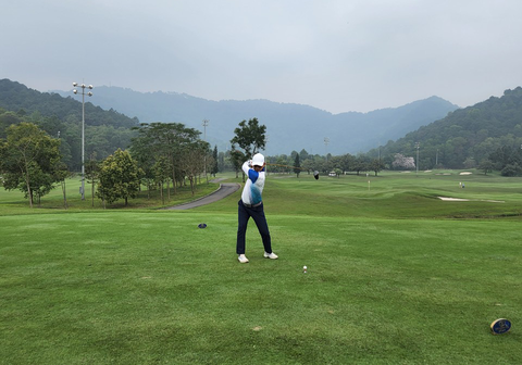 Làm sao tránh chấn thương vai, ngực khi chơi golf? - Ảnh 1. Làm sao tránh chấn thương vai, ngực khi chơi golf? - Ảnh 1.