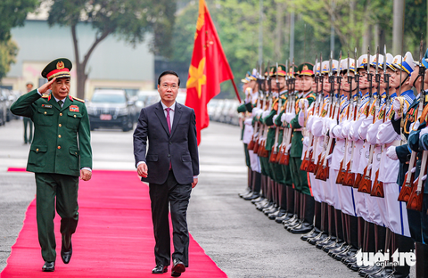 Tuyên dương 10 gương mặt trẻ toàn quân 2022 - Ảnh 1. Chủ tịch nước Võ Văn Thưởng cùng Đại tướng Phan Văn Giang, bộ trưởng Bộ Quốc phòng, duyệt đội danh dự - Ảnh: NAM TRẦN