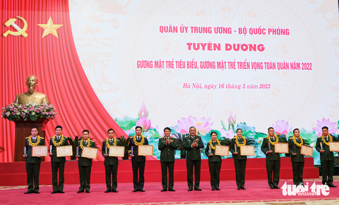 Chủ tịch nước dự lễ tuyên dương gương mặt trẻ toàn quân 2022 - Ảnh 5. Trao bằng khen, tượng biểu trưng cho 10 gương mặt trẻ tiêu biểu toàn quân 2022