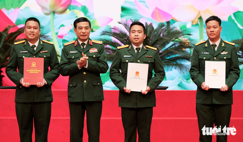 Chủ tịch nước dự lễ tuyên dương gương mặt trẻ toàn quân 2022 - Ảnh 7. Bộ trưởng Bộ Quốc phòng Phan Văn Giang trao quyết định về thăng quân hàm, tuyển dụng quân nhân chuyên nghiệp, bảo lưu thành tích cho các gương mặt trẻ tiêu biểu