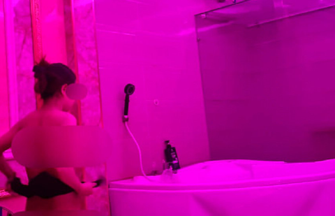 Kỹ thuật viên massage khi vào phòng sẽ “lột sạch”, tắm chung và kích dục cho khách - Ảnh: C.TRIỆU Kỹ thuật viên massage khi vào phòng sẽ “lột sạch”, tắm chung và kích dục cho khách - Ảnh: C.TRIỆU