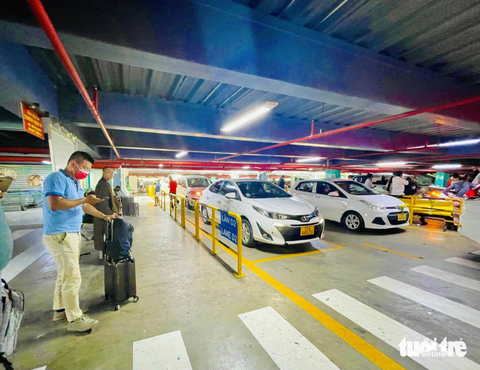 Taxi truyền thống vào sân bay Tân Sơn Nhất đón khách phải trả phí cao - Ảnh 1. Taxi truyền thống vào sân bay Tân Sơn Nhất đón khách phải trả phí cao - Ảnh 1.