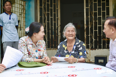 Chủ tịch HĐND TP đến nhà dân nghe ý kiến về bồi thường dự án vành đai 3 - Ảnh 1. Chủ tịch HĐND TP đến nhà dân nghe ý kiến về bồi thường dự án vành đai 3 - Ảnh 1.