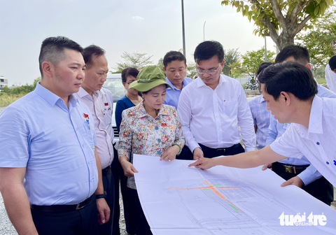 Chủ tịch HĐND TP đến nhà dân nghe ý kiến về bồi thường dự án vành đai 3 - Ảnh 2. Chủ tịch HĐND TP đến nhà dân nghe ý kiến về bồi thường dự án vành đai 3 - Ảnh 2.