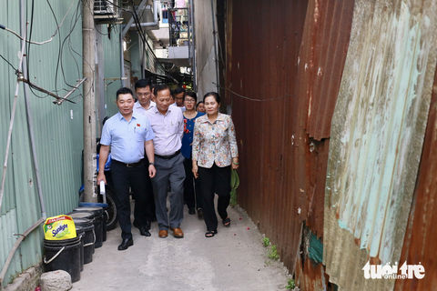 Chủ tịch HĐND TP đến nhà dân nghe ý kiến về bồi thường dự án vành đai 3 - Ảnh 5. Chủ tịch HĐND TP đến nhà dân nghe ý kiến về bồi thường dự án vành đai 3 - Ảnh 5.