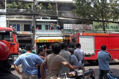 Nhà cháy, hàng chục khách ăn giỗ tháo chạy thoát thân - Ảnh 1. Nhà cháy, hàng chục khách ăn giỗ tháo chạy thoát thân - Ảnh 1.