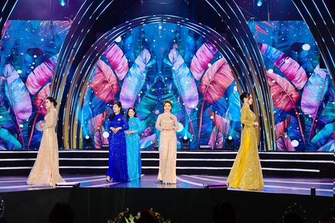 Jennifer Phạm trao vương miện cho Hoa hậu Doanh nhân Việt Nam 2023 - Lê Thị Lan - Ảnh 1. Jennifer Phạm trao vương miện cho Hoa hậu Doanh nhân Việt Nam 2023 - Lê Thị Lan - Ảnh 1.