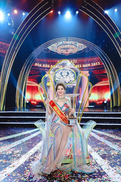 Jennifer Phạm trao vương miện cho Hoa hậu Doanh nhân Việt Nam 2023 - Lê Thị Lan - Ảnh 4. Jennifer Phạm trao vương miện cho Hoa hậu Doanh nhân Việt Nam 2023 - Lê Thị Lan - Ảnh 4.