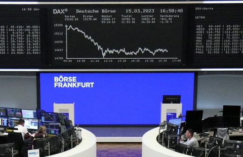 Chỉ số chứng khoán DAX của Đức lao dốc trên sàn Frankfurt ngày 15-3 do ảnh hưởng vụ Credit Suisse - Ảnh: REUTERS Chỉ số chứng khoán DAX của Đức lao dốc trên sàn Frankfurt ngày 15-3 do ảnh hưởng vụ Credit Suisse - Ảnh: REUTERS