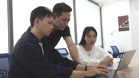 Tạ Thành Chung, CEO công ty TNHH Onlai Việt Nam - Ảnh: TRƯƠNG KIÊN Tạ Thành Chung và các cộng sự - Ảnh: TRƯƠNG KIÊN