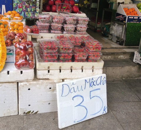 Dâu tây giá rẻ tràn ngập phố Hà Nội - Ảnh 1. Dâu tây được rao bán trên đường Đội Cấn (Hà Nội) - Ảnh: LÊ YẾN