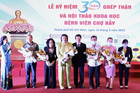 Từ ca ghép thận cách đây 30 năm, Bệnh viện Chợ Rẫy đã ghép tạng được 1.100 ca - Ảnh 3. Bệnh viện Chợ Rẫy gặp mặt, tri ân những người đã hiến ghép tạng