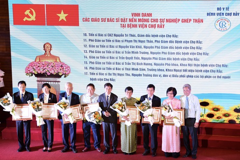 Từ ca ghép thận cách đây 30 năm, Bệnh viện Chợ Rẫy đã ghép tạng được 1.100 ca - Ảnh 1. Thứ trưởng Bộ Y tế trao tặng bằng khen cho 17 giáo sư, bác sĩ có công lao đặt nền móng cho sự nghiệp ghép thận tại Bệnh viện Chợ Rẫy - Ảnh: DUYÊN PHAN