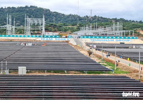 14 dự án điện mặt trời hưởng ưu đãi không đúng, Bộ Công Thương yêu cầu EVN đề xuất giải pháp xử lý - Ảnh 1. Có 14 dự án được xác định hưởng giá ưu đãi không đúng đối tượng - Ảnh: N.HIỂN
