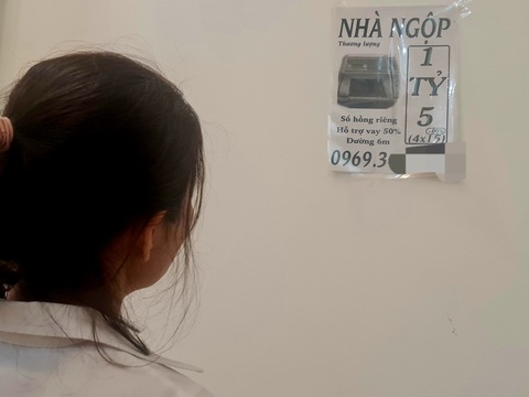 Đi mua đất thời ế ẩm - Ảnh 4. Dán bảng "nhà ngộp"ngay trước cổng nhà dân ở quận Bình Tân - Ảnh: MẠNH DŨNG