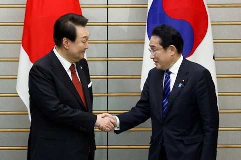 Quan hệ Nhật - Hàn chờ cột mốc mới - Ảnh 1. Tổng thống Hàn Quốc Yoon Seuk Yeol (trái) và Thủ tướng Nhật Bản Kishida Fumio tại văn phòngthủ tướng Nhật ở Tokyo ngày 16-3 Ảnh: REUTERS