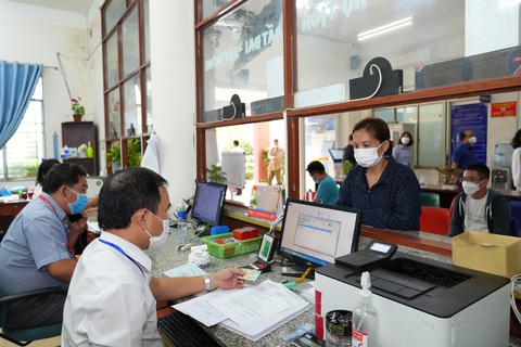 Tăng biên chế công chức phường theo dân số - Ảnh 1. Cán bộ công chức UBND phường Bình Hưng Hòa A (Q.Bình Tân, TP.HCM) giải quyết thủ tục hành chính cho người dân - Ảnh: HỮU HẠNH
