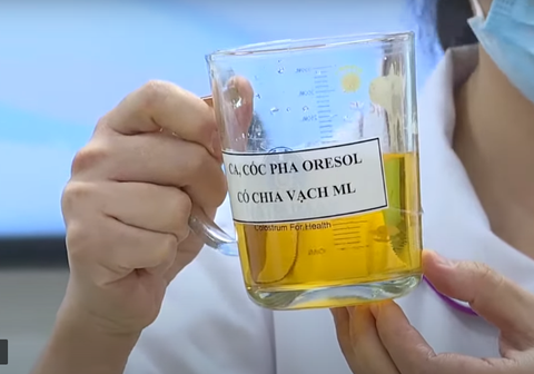Tại sao uống oresol pha sai tỉ lệ có thể làm trẻ tử vong? - Ảnh 1. Tại sao uống oresol pha sai tỉ lệ có thể làm trẻ tử vong? - Ảnh 1.