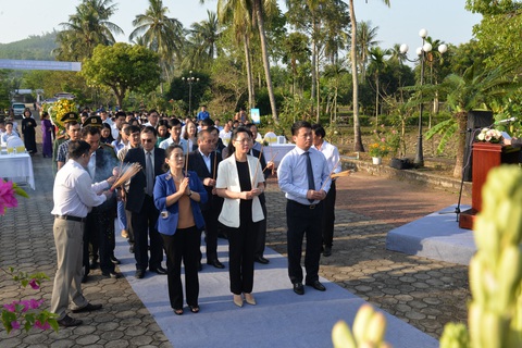 Dâng hương tưởng niệm 504 thường dân bị thảm sát ở Sơn Mỹ 55 năm trước - Ảnh 1. Dâng hương tưởng niệm 504 thường dân bị thảm sát ở Sơn Mỹ 55 năm trước - Ảnh 1.