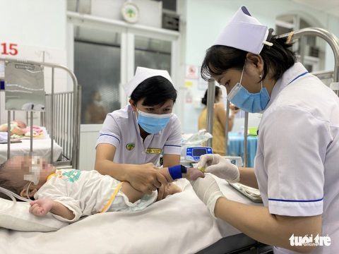 Trẻ nhập viện tăng đột biến do thời tiết thất thường - Ảnh 1. Trẻ nhập viện tăng đột biến do thời tiết thất thường