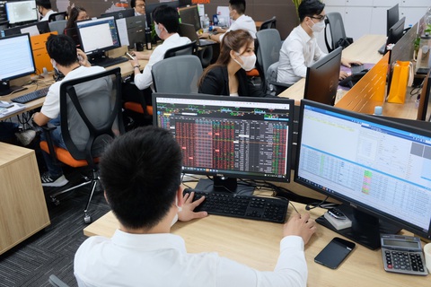 một phiên giao dịch chứng khoán Dù có những nhịp hồi nhẹ nhưng áp lực bán vẫn khiến VN-Index khó bật lên - Ảnh: BÔNG MAI
