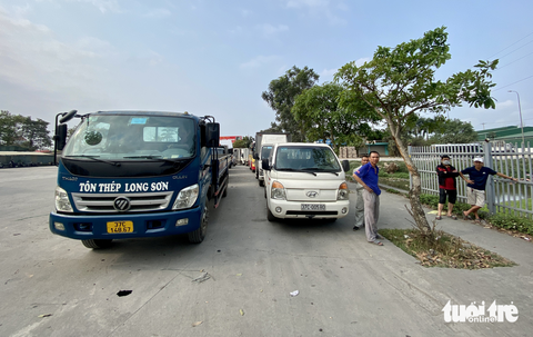 Tài xế từ Nghệ An vào Hà Tĩnh xếp hàng đăng kiểm xe mệt mỏi - Ảnh 3. Tài xế từ Nghệ An vào Hà Tĩnh xếp hàng đăng kiểm xe mệt mỏi - Ảnh 3.