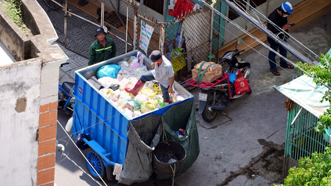 Vì sao thu thêm tiền vận chuyển rác? - Ảnh 1. Nhân viên thu gom rác tại TP.HCM - Ảnh: HỮU HẠNH