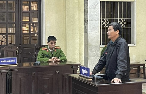 Lãnh án tù vì để lộ vùng kín, gây rối trước trụ sở tiếp công dân - Ảnh 1. Lãnh án tù vì để lộ vùng kín, gây rối trước trụ sở tiếp công dân - Ảnh 1.