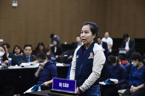 Vụ 'siêu lừa’ 430 tỉ đồng: Cựu cán bộ ngân hàng khóc nức nở, kêu oan - Ảnh 2. Bị cáo Hà Thành tự bào chữa tại tòa - Ảnh: DANH TRỌNG