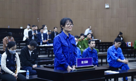 Vụ 'siêu lừa’ 430 tỉ đồng: Cựu cán bộ ngân hàng khóc nức nở, kêu oan - Ảnh 1. Bị cáo Quỳnh Hương bật khóc kêu oan - Ảnh: DANH TRỌNG
