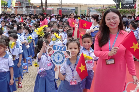 Tuyển sinh đầu cấp tại TP.HCM: Không phân biệt thường trú hay tạm trú - Ảnh 1. Học sinh Trường tiểu học Trần Hưng Đạo (quận 1, TP.HCM) trong ngày khai giảng năm học mới - Ảnh: ANH KHÔI