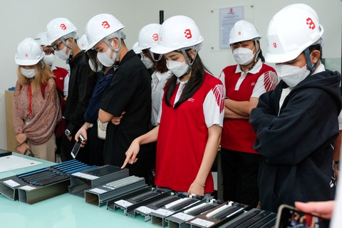 Tân sinh viên HIU nhận học bổng và cơ hội việc làm từ 500 doanh nghiệp - Ảnh 2. Sinh viên HIU trong buổi thực hành tại doanh nghiệp