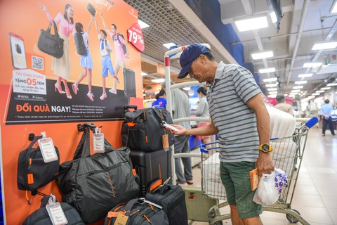 Tích tem đổi quà hợp thời trang tại Saigon Co.op - Ảnh 1. Anh Minh đổi tem và bù thêm tiền lấy túi thời trang, ba lô laptop phong cách Ý tại Co.opmart Nguyễn Kiệm, quận Phú Nhuận, TP.HCM sáng 16-3 - Ảnh: QUANG ĐỊNH