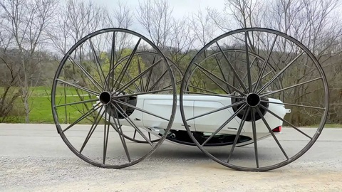 Sửng sốt trước xe Tesla Model 3 độ lộn ngược với bánh khổng lồ cao 3m, bất chấp mọi địa hình - Ảnh 1. Sửng sốt trước xe Tesla Model 3 độ lộn ngược với bánh khổng lồ cao 3m, bất chấp mọi địa hình - Ảnh 1.
