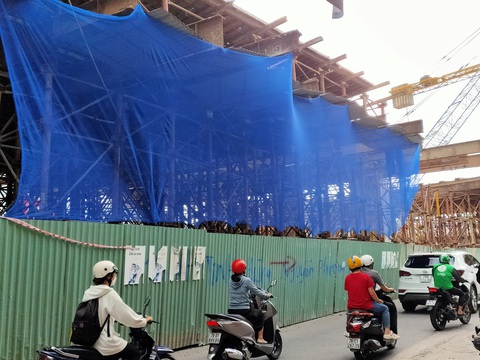 Thanh thép rơi làm 3 người đi viện: Công trường lắp lưới an toàn nhưng hờ hững như không - Ảnh 5. Thanh thép rơi làm 3 người đi viện: Công trường lắp lưới an toàn nhưng hờ hững như không - Ảnh 5.