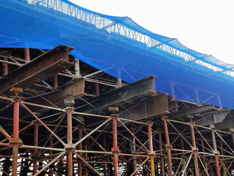 Thanh thép rơi làm 3 người đi viện: Công trường lắp lưới an toàn nhưng hờ hững như không - Ảnh 4. Thanh thép rơi làm 3 người đi viện: Công trường lắp lưới an toàn nhưng hờ hững như không - Ảnh 4.