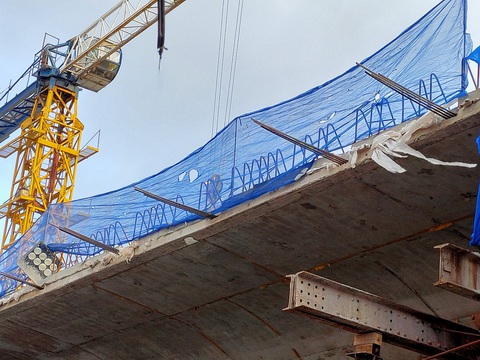 Thanh thép rơi làm 3 người đi viện: Công trường lắp lưới an toàn nhưng hờ hững như không - Ảnh 3. Thanh thép rơi làm 3 người đi viện: Công trường lắp lưới an toàn nhưng hờ hững như không - Ảnh 3.