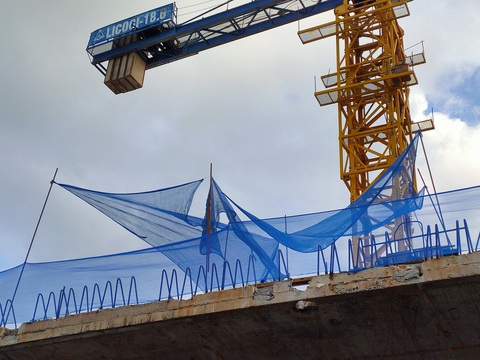 Thanh thép rơi làm 3 người đi viện: Công trường lắp lưới an toàn nhưng hờ hững như không - Ảnh 1. Thanh thép rơi làm 3 người đi viện: Công trường lắp lưới an toàn nhưng hờ hững như không - Ảnh 1.