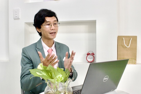 Từ bỏ quản lý cấp cao, khởi nghiệp với đam mê dạy F&B - Ảnh 1. Từ người quản lý cấp cao tại các nhà hàng, khách sạn 5 sao, anh Nguyễn Tiến Tuyến hiện khởi nghiệp với công việc giảng dạy các khoá học về mảng F&B - Ảnh: SƠN TRANG