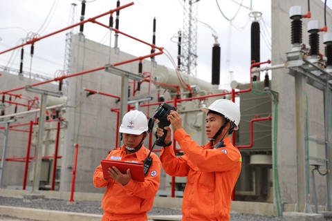 Chặng đường từ thi công đến vận hành Trạm 500kV Vân Phong và đấu nối - Ảnh 4. Cán bộ, kỹ sư Truyền tải điện Khánh Hòa kiểm tra thiết bị tại trạm biến áp 500kV Vân Phong - Ảnh: MINH CHIẾN