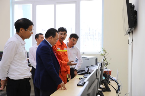 Chặng đường từ thi công đến vận hành Trạm 500kV Vân Phong và đấu nối - Ảnh 1. Lãnh đạo tỉnh Khánh Hòa và Công ty Truyền tải điện 3 kiểm tra tình hình quản lý vận hành tại trạm biến áp 500kV Vân Phong - Ảnh: MINH CHIẾN