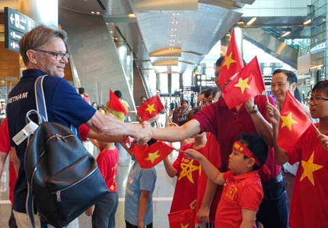 HLV Troussier và đội tuyển U23 Việt Nam đã đến Qatar - Ảnh 2. HLV Troussier và đội tuyển U23 Việt Nam đã đến Qatar - Ảnh 2.