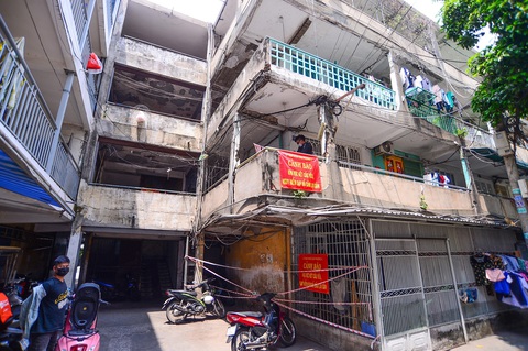 Cận cảnh chung cư Tôn Thất Thuyết xuống cấp chờ phương án di dời dân - Ảnh 1. Cận cảnh chung cư Tôn Thất Thuyết xuống cấp chờ phương án di dời dân - Ảnh 1.