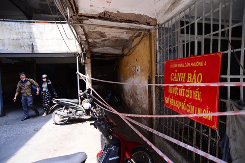 Cận cảnh chung cư Tôn Thất Thuyết xuống cấp chờ phương án di dời dân - Ảnh 3. Cận cảnh chung cư Tôn Thất Thuyết xuống cấp chờ phương án di dời dân - Ảnh 3.