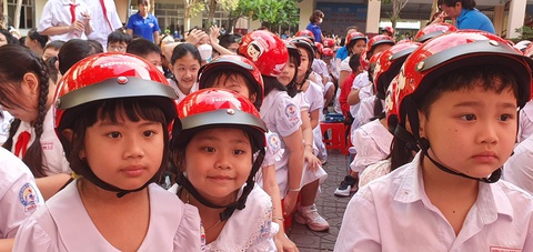Hàng chục ngàn học sinh Cần Thơ được tặng mũ bảo hiểm - Ảnh 1. Hàng chục ngàn học sinh Cần Thơ được tặng mũ bảo hiểm - Ảnh 1.