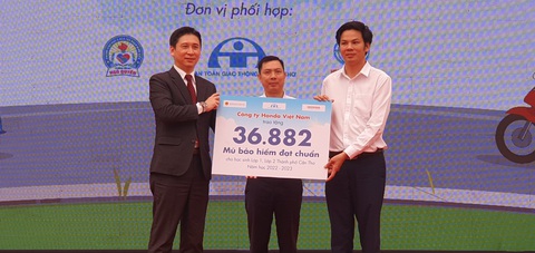 Hàng chục ngàn học sinh Cần Thơ được tặng mũ bảo hiểm - Ảnh 2. Hàng chục ngàn học sinh Cần Thơ được tặng mũ bảo hiểm - Ảnh 2.