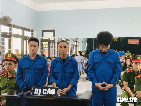 Xét xử nhóm đánh nhân viên gác chắn đường tàu vì bị nhắc nhở tiểu bậy, không mở chắn - Ảnh 1. Xét xử nhóm đánh nhân viên gác chắn đường tàu vì bị nhắc nhở tiểu bậy, không mở chắn - Ảnh 1.