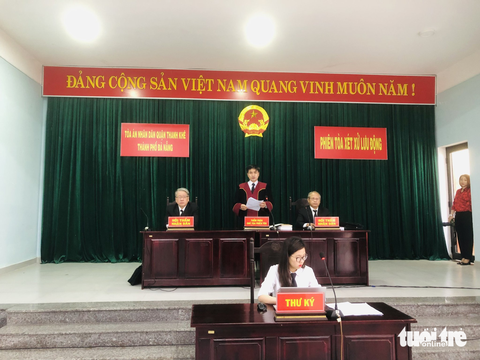 Xét xử nhóm đánh nhân viên gác chắn đường tàu vì bị nhắc nhở tiểu bậy, không mở chắn - Ảnh 2. Xét xử nhóm đánh nhân viên gác chắn đường tàu vì bị nhắc nhở tiểu bậy, không mở chắn - Ảnh 2.